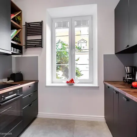 Gorgeous Historic Tenement Apt. - New Town Square! *